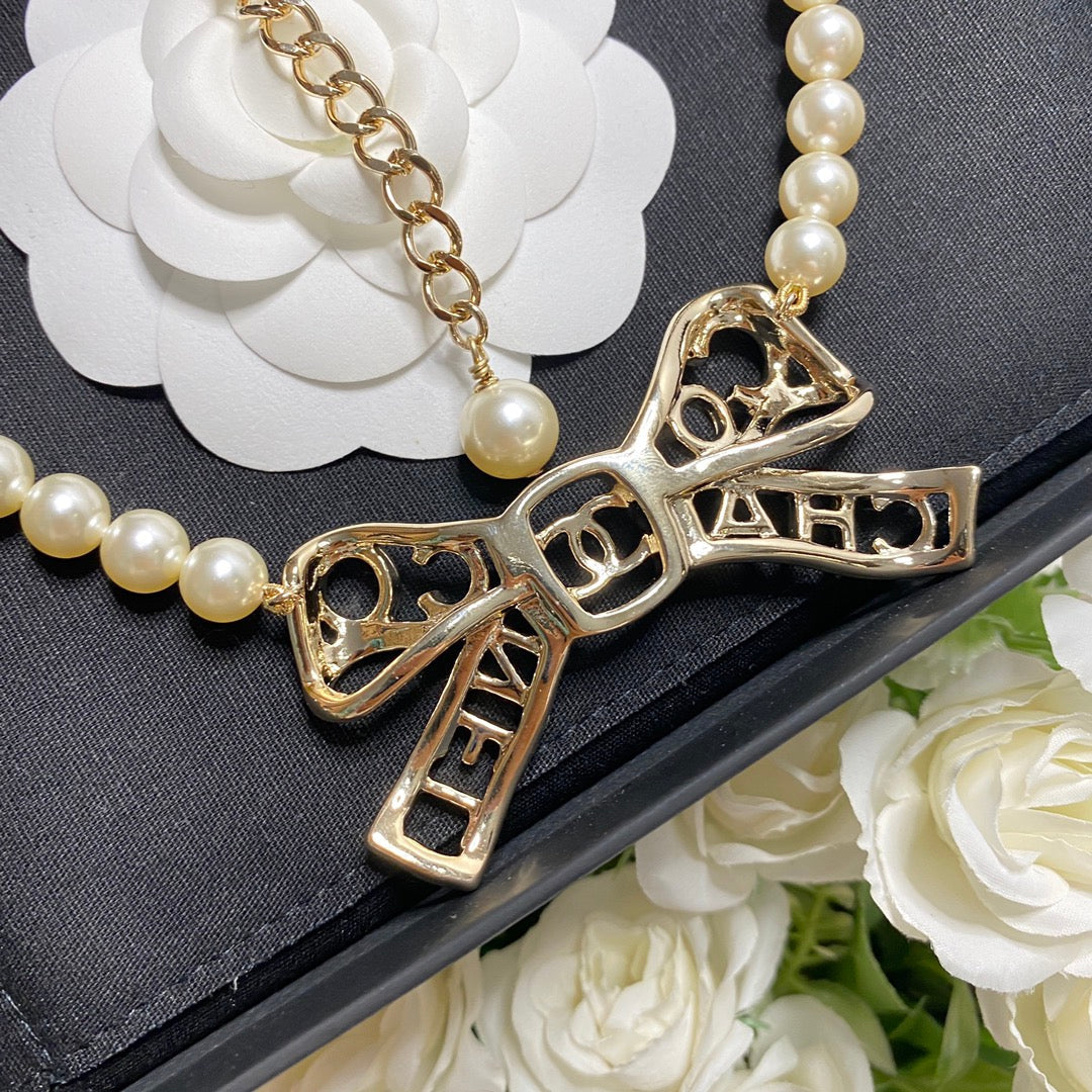 2025 Fashion CC pearl bow necklace